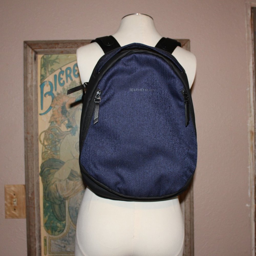 Sherpani Avalon anti theft RFID 11L black/dark blue daybag backpack